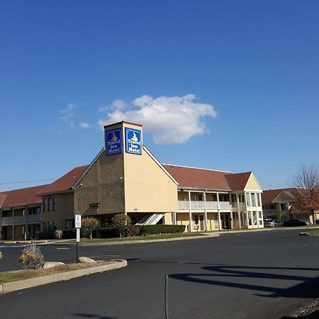 Travel Inn Motel Hartford Exterior photo