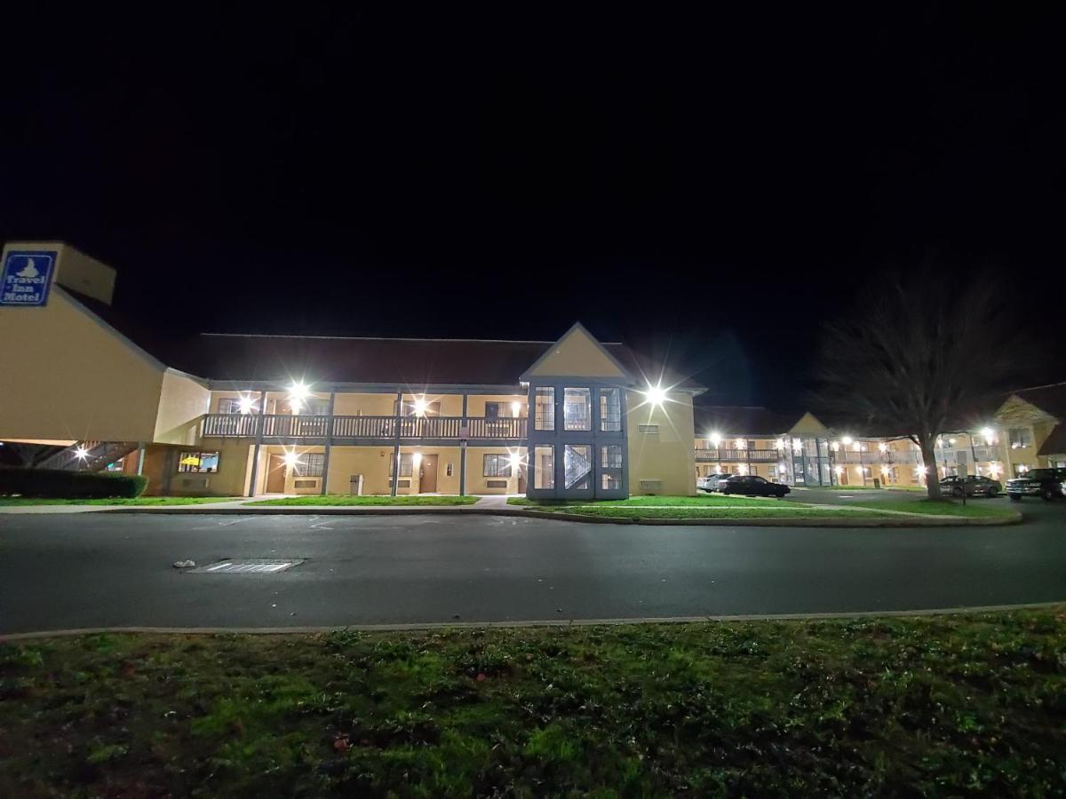 Travel Inn Motel Hartford Exterior photo