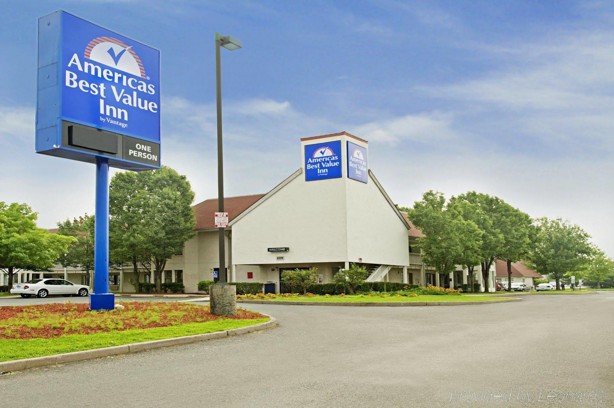 Travel Inn Motel Hartford Exterior photo